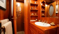 Classic Yacht OVER THE RAINBOW -  Guest Ensuite
